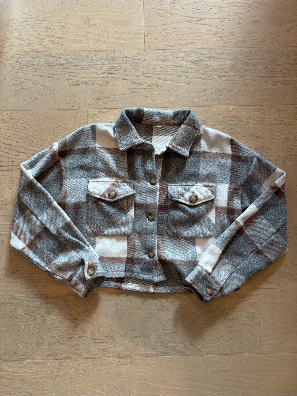 Women’s Cropped Plaid Button-Down Shirt Jacket in Gray and Cream